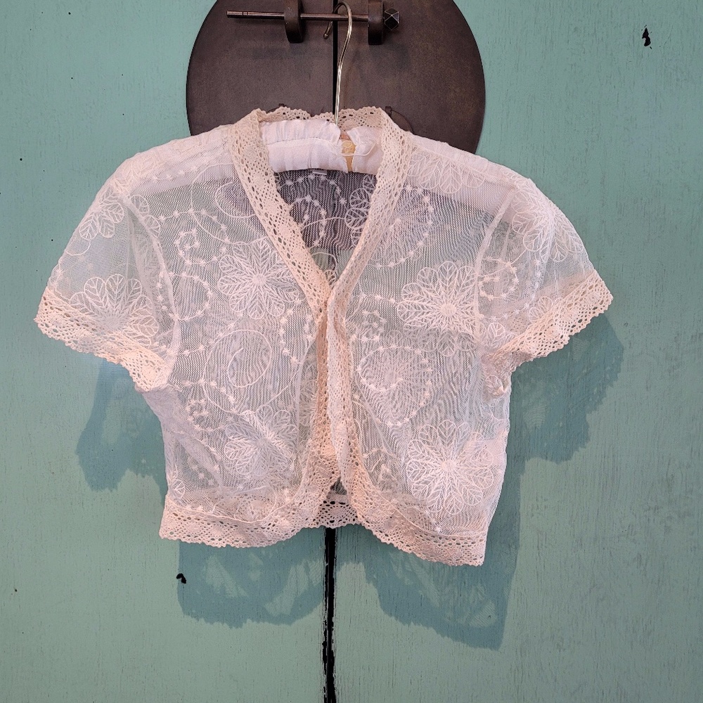 Embroidered lace-like short/midriff top, Vintage Vibe